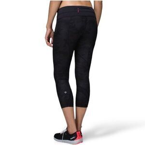 LULULEMON INSPIRE CROP II *ALL LUXTREME SAVASANA CAMO/BLACK 20 CM SIZE 6